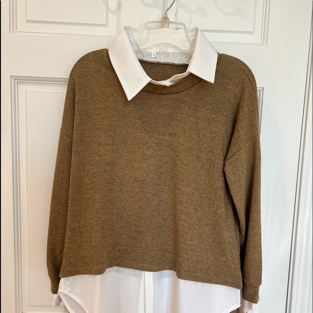 LONG SLEEVE KNIT HEATHER TAUPE TOP WITH SHIRT COLLAR, CUFFS AND SHIRT BOTTOM.